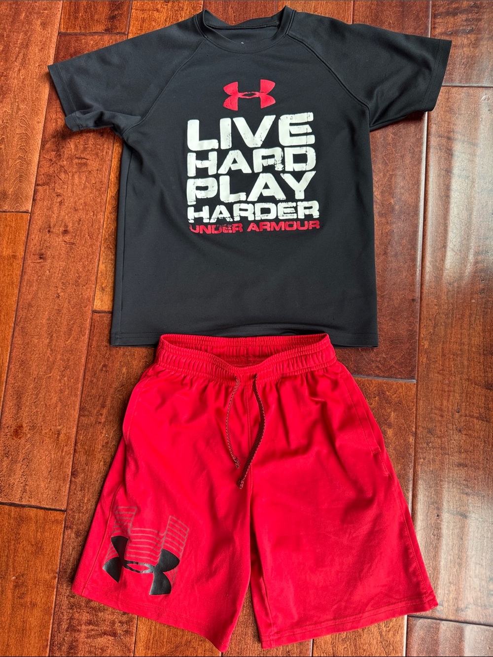 Under Armour Tee with Logo & Red Athletic Shorts Boys Youth Small
